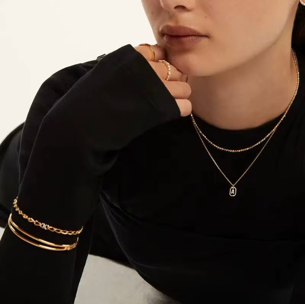 Initial necklaces • Fine gold