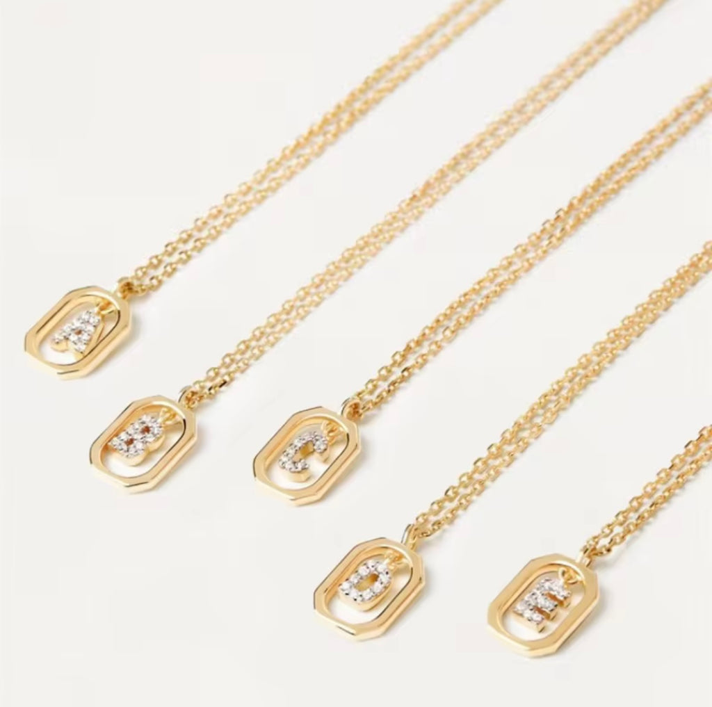 Initial necklaces • Fine gold